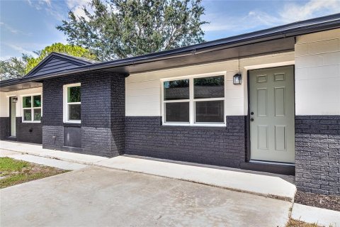 Commercial property in Saint Petersburg, Florida 7 bedrooms, 129.69 sq.m. № 1915730 - photo 1