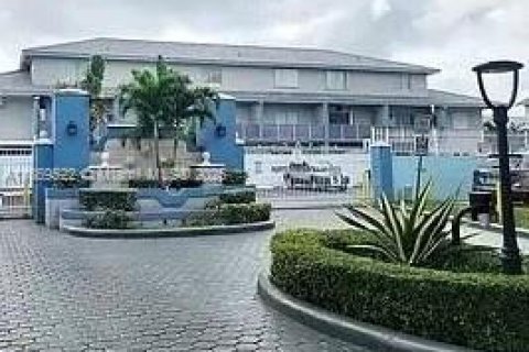 Condominio en venta en Hialeah Gardens, Florida, 2 dormitorios, 116.13 m2 № 1921540 - foto 1