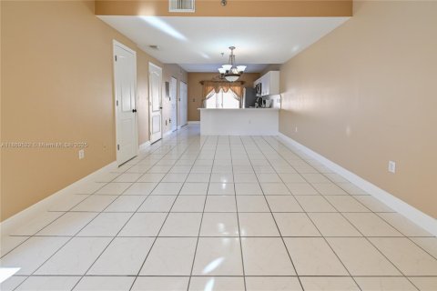 Condominio en venta en Hialeah Gardens, Florida, 2 dormitorios, 116.13 m2 № 1921540 - foto 2