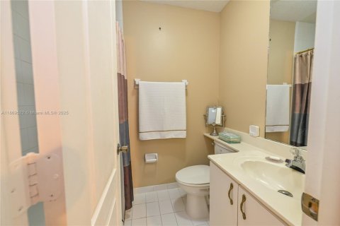 Condominio en venta en Hialeah Gardens, Florida, 2 dormitorios, 116.13 m2 № 1921540 - foto 13