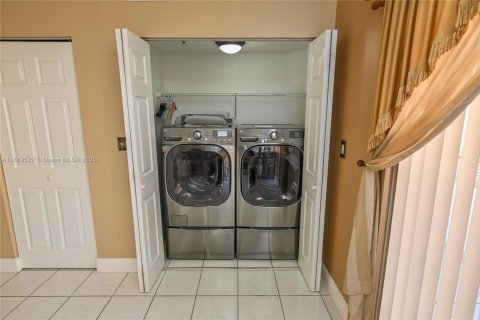 Condominio en venta en Hialeah Gardens, Florida, 2 dormitorios, 116.13 m2 № 1921540 - foto 4