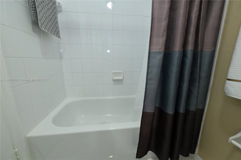 Condominio en venta en Hialeah Gardens, Florida, 2 dormitorios, 116.13 m2 № 1921540 - foto 7