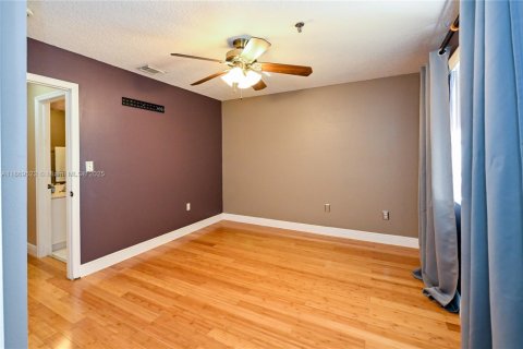Condominio en venta en Hialeah Gardens, Florida, 2 dormitorios, 116.13 m2 № 1921540 - foto 9