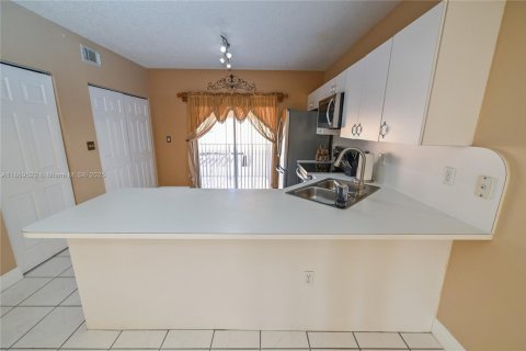 Condominio en venta en Hialeah Gardens, Florida, 2 dormitorios, 116.13 m2 № 1921540 - foto 3