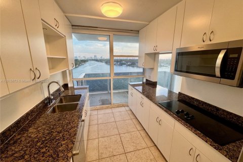 Condo in Miami Beach, Florida, 4 bedrooms  № 1770379 - photo 18
