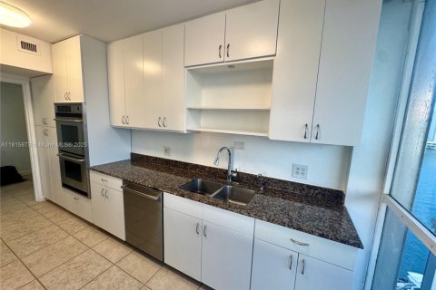 Condo in Miami Beach, Florida, 4 bedrooms  № 1770379 - photo 20