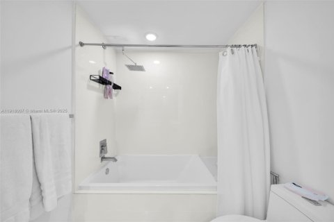 Condominio en venta en Miami, Florida, 1 dormitorio, 68.56 m2 № 2034662 - foto 17