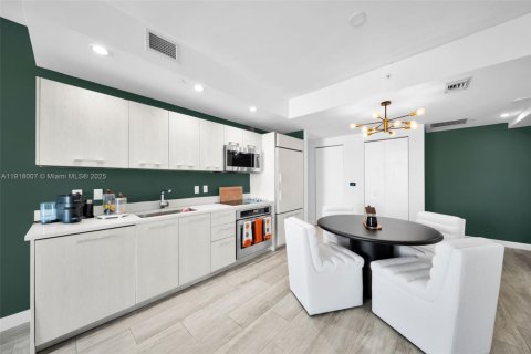 Condominio en venta en Miami, Florida, 1 dormitorio, 68.56 m2 № 2034662 - foto 4
