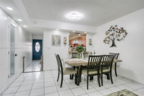 Townhouse in Hialeah, Florida 2 bedrooms, 136.38 sq.m. № 1841352 - photo 7
