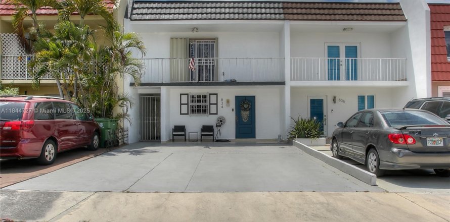 Townhouse in Hialeah, Florida 2 bedrooms, 136.38 sq.m. № 1841352