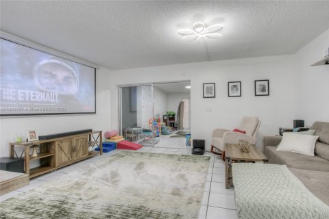 Townhouse in Hialeah, Florida 2 bedrooms, 136.38 sq.m. № 1841352 - photo 8