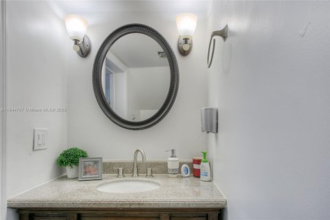 Townhouse in Hialeah, Florida 2 bedrooms, 136.38 sq.m. № 1841352 - photo 5