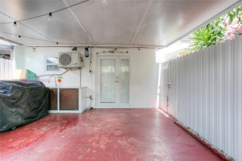Townhouse in Hialeah, Florida 2 bedrooms, 136.38 sq.m. № 1841352 - photo 15