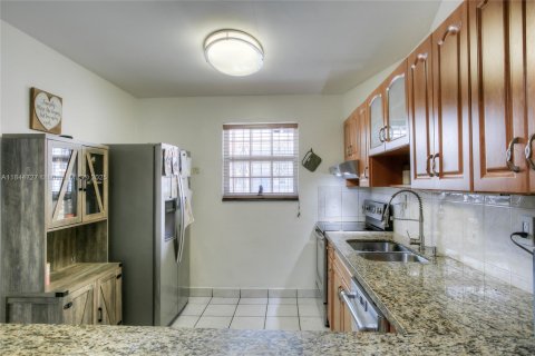 Townhouse in Hialeah, Florida 2 bedrooms, 136.38 sq.m. № 1841352 - photo 4