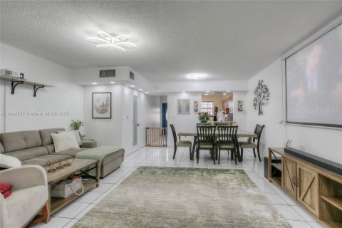Townhouse in Hialeah, Florida 2 bedrooms, 136.38 sq.m. № 1841352 - photo 6