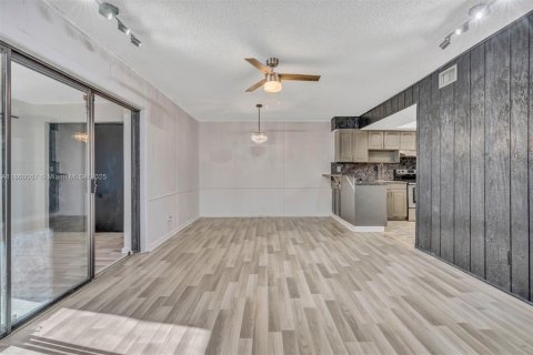 Condominio en venta en Tamarac, Florida, 4 dormitorios, 173.26 m2 № 1892788 - foto 5
