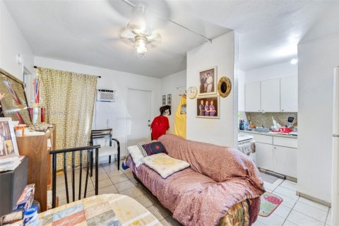 Commercial property in Miami Springs, Florida № 1928065 - photo 28