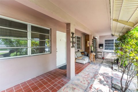 Commercial property in Miami Springs, Florida № 1928065 - photo 4