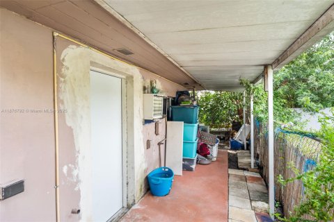 Commercial property in Miami Springs, Florida № 1928065 - photo 7