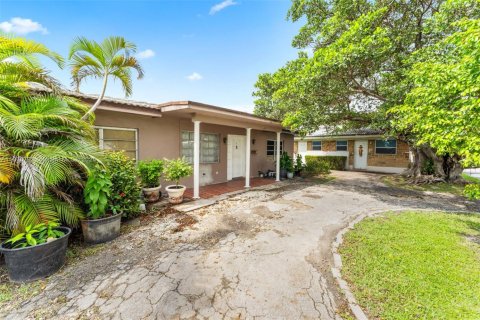 Commercial property in Miami Springs, Florida № 1928065 - photo 1