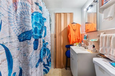 Commercial property in Miami Springs, Florida № 1928065 - photo 26