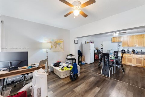 Commercial property in Miami Springs, Florida № 1928065 - photo 18