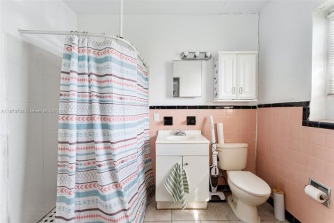 Commercial property in Miami Springs, Florida № 1928065 - photo 14