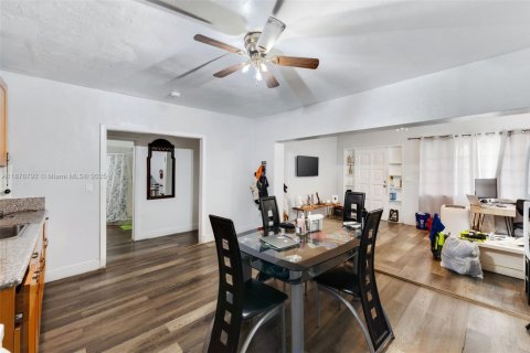 Commercial property in Miami Springs, Florida № 1928065 - photo 19