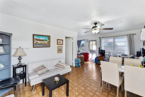 Commercial property in Miami Springs, Florida № 1928065 - photo 8