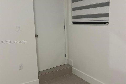 House in Miami, Florida 1 bedroom, 180.79 sq.m. № 2087288 - photo 5