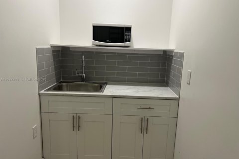 House in Miami, Florida 1 bedroom, 180.79 sq.m. № 2087288 - photo 6