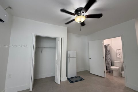 House in Miami, Florida 1 bedroom, 180.79 sq.m. № 2087288 - photo 3