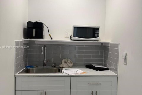 House in Miami, Florida 1 bedroom, 180.79 sq.m. № 2087288 - photo 7