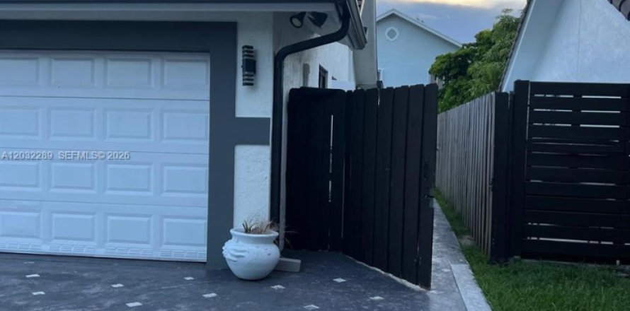 House in Miami, Florida 1 bedroom, 180.79 sq.m. № 2087288