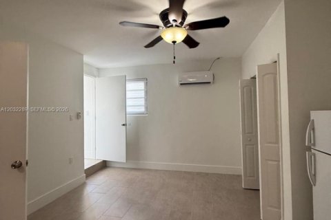 House in Miami, Florida 1 bedroom, 180.79 sq.m. № 2087288 - photo 4