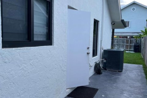 House in Miami, Florida 1 bedroom, 180.79 sq.m. № 2087288 - photo 2
