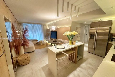 Condo in Miami, Florida, 2 bedrooms  № 1790632 - photo 1
