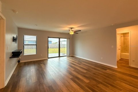 House in Cape Coral, Florida 3 bedrooms, 106.19 sq.m. № 2092953 - photo 6