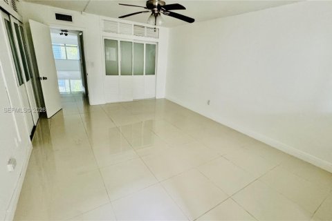Condo in Bay Harbor Islands, Florida, 1 bedroom  № 2170888 - photo 2