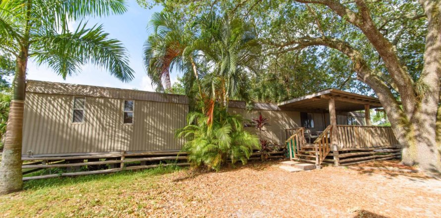 House in Loxahatchee Groves, Florida 2 bedrooms, 236.34 sq.m. № 138724