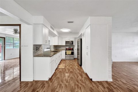 Villa ou maison à vendre à Hollywood, Floride: 3 chambres, 163.23 m2 № 1898106 - photo 25