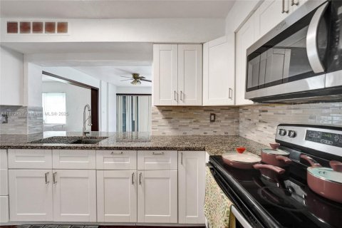 Villa ou maison à vendre à Hollywood, Floride: 3 chambres, 163.23 m2 № 1898106 - photo 28