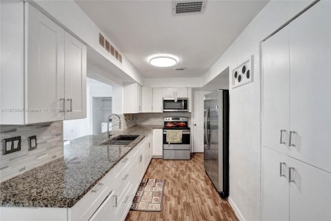 Villa ou maison à vendre à Hollywood, Floride: 3 chambres, 163.23 m2 № 1898106 - photo 2