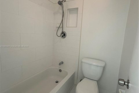 Condominio en alquiler en Hialeah, Florida, 1 dormitorio, 62.99 m2 № 1963326 - foto 7