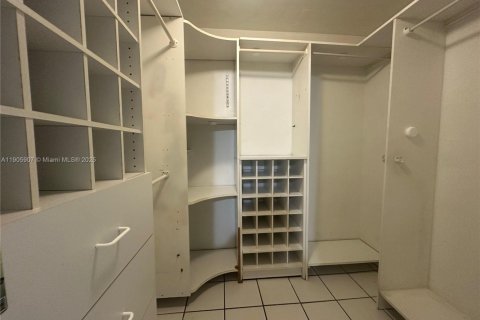 Condominio en alquiler en Hialeah, Florida, 1 dormitorio, 62.99 m2 № 1963326 - foto 9