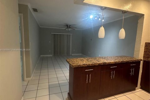 Condominio en alquiler en Hialeah, Florida, 1 dormitorio, 62.99 m2 № 1963326 - foto 2