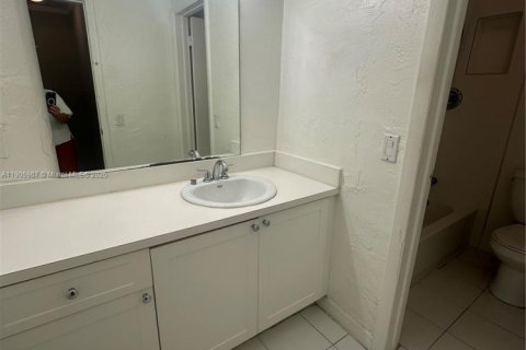Condominio en alquiler en Hialeah, Florida, 1 dormitorio, 62.99 m2 № 1963326 - foto 11