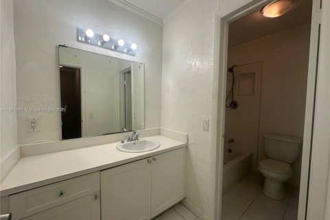 Condominio en alquiler en Hialeah, Florida, 1 dormitorio, 62.99 m2 № 1963326 - foto 8