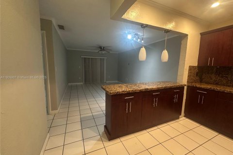 Condominio en alquiler en Hialeah, Florida, 1 dormitorio, 62.99 m2 № 1963326 - foto 3