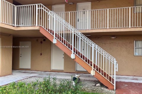 Copropriété à louer à Miami, Floride: 2 chambres, 86.4 m2 № 1923114 - photo 1
